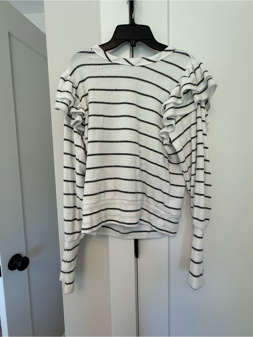 Evereve White Black Striped Ruffle-Sleeve Knit Top
